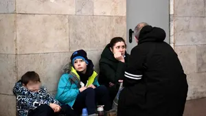 Kiev, după primele ore de război: cozi la farmacii, magazine alimentare, bancomate şi benzinării. Oameni refugiaţi în tunelurile metroului