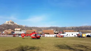 O fetiţă de patru ani a murit în urma unui accident din judeţul Braşov. Sora ei şi părinţii, transportaţi la spital, în stare gravă