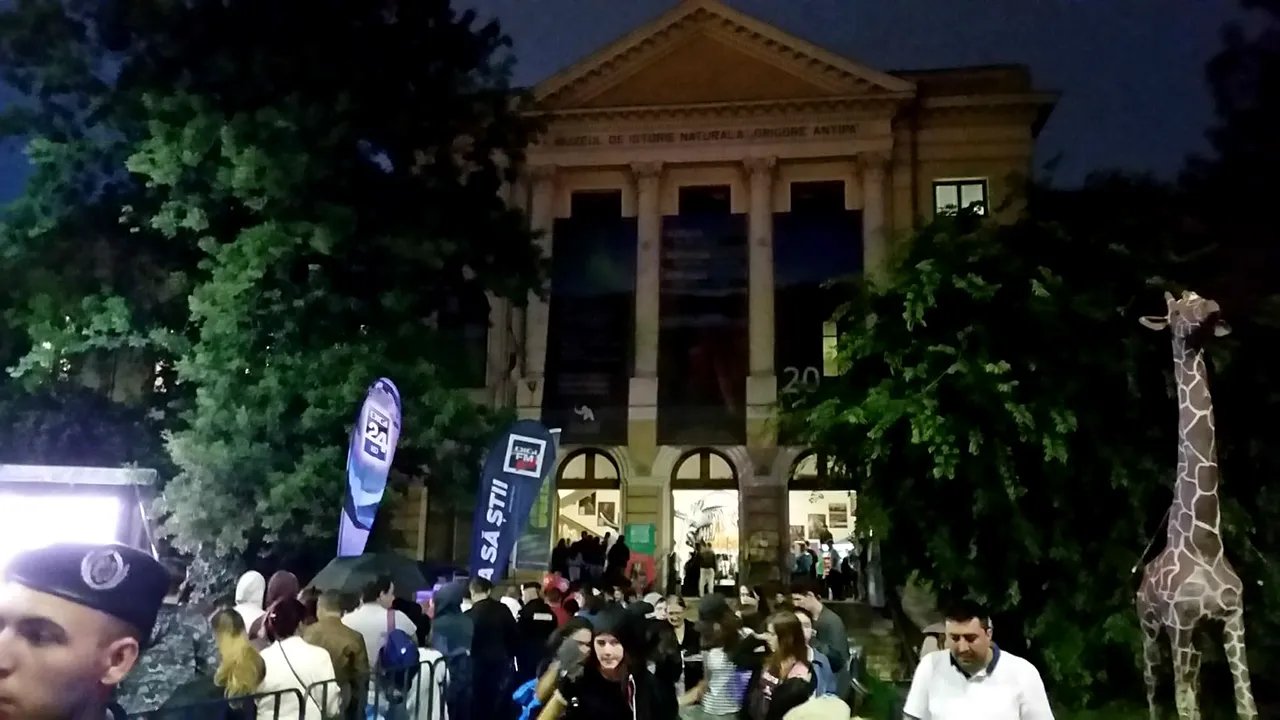 Cum s-a văzut din stradă Noaptea muzeelor. Intrarea liberă, ea însăşi EXPONAT pentru vizitatori. Care a fost cea mai mare atracţie - GALERIE FOTO