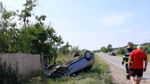 Autoturism răsturnat în timpul unui accident. Cinci persoane, dintre care doi copii, rănite