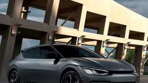 Kia a lansat modelul EV6 în Times Square. Promite investiţie de 25 de miliarde de dolari într-un viitor electric