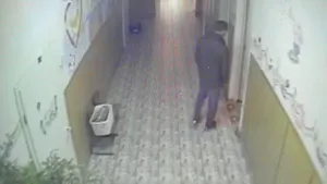 Bărbatul acuzat de acte obscene în faţa unei eleve de clasa întâi s-a predat la Poliţie - VIDEO