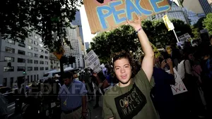 Proteste la miliardari acasă: Manifestanţii de pe Wall Street au trecut şi prin faţa casei lui Rupert Murdoch - VIDEO