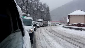 Drum BLOCAT, TIR derapat în zona Posada. Cozi pe mai mulţi kilometri dinspre Sinaia spre Bucureşti 