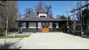 Soluţie inedită. Tonomat pentru lumânări şi tămâie, la o biserică din Prahova. Vânzările au crescut / Preot: Este extrem de practic