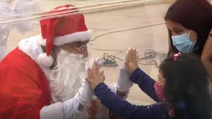 VIDEO Moş Crăciun întâlneşte copiii în Peru, fără riscul contaminării cu SARS-CoV-2. „Ideea a fost magnifică”