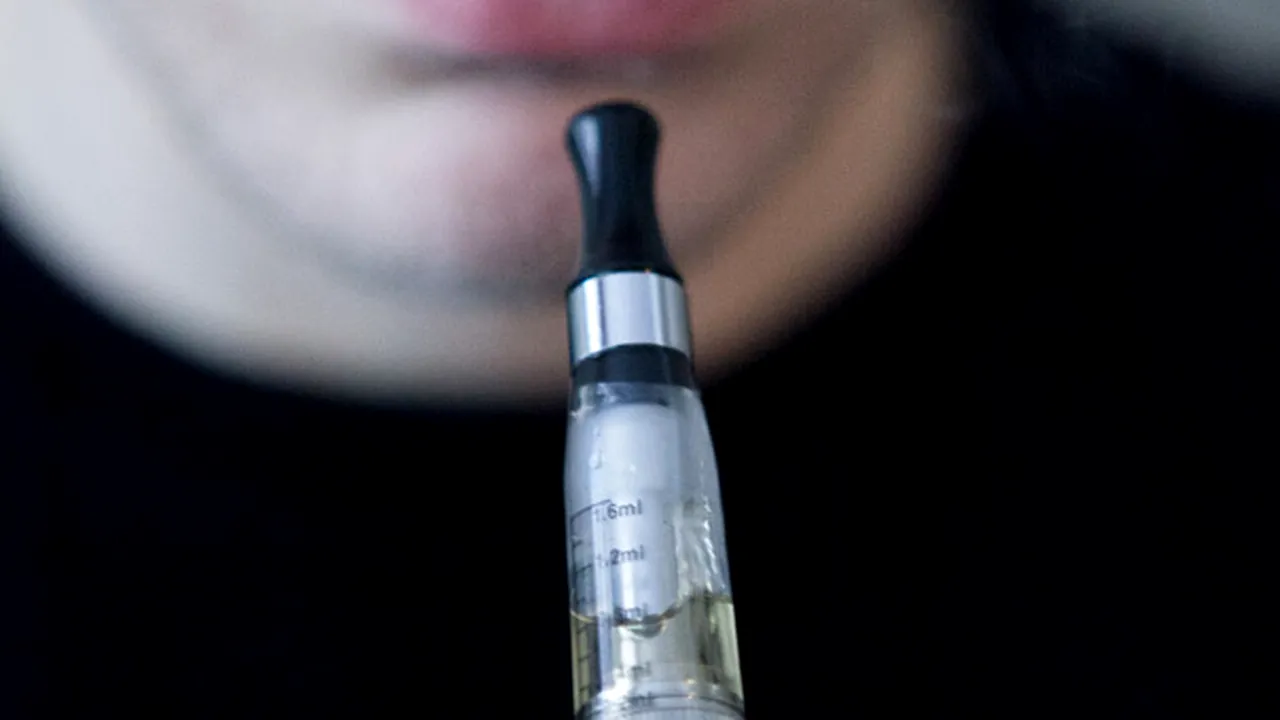 Parlamentul European respinge propunerea CE ca ţigările electronice să fie vândute exclusiv în farmacii