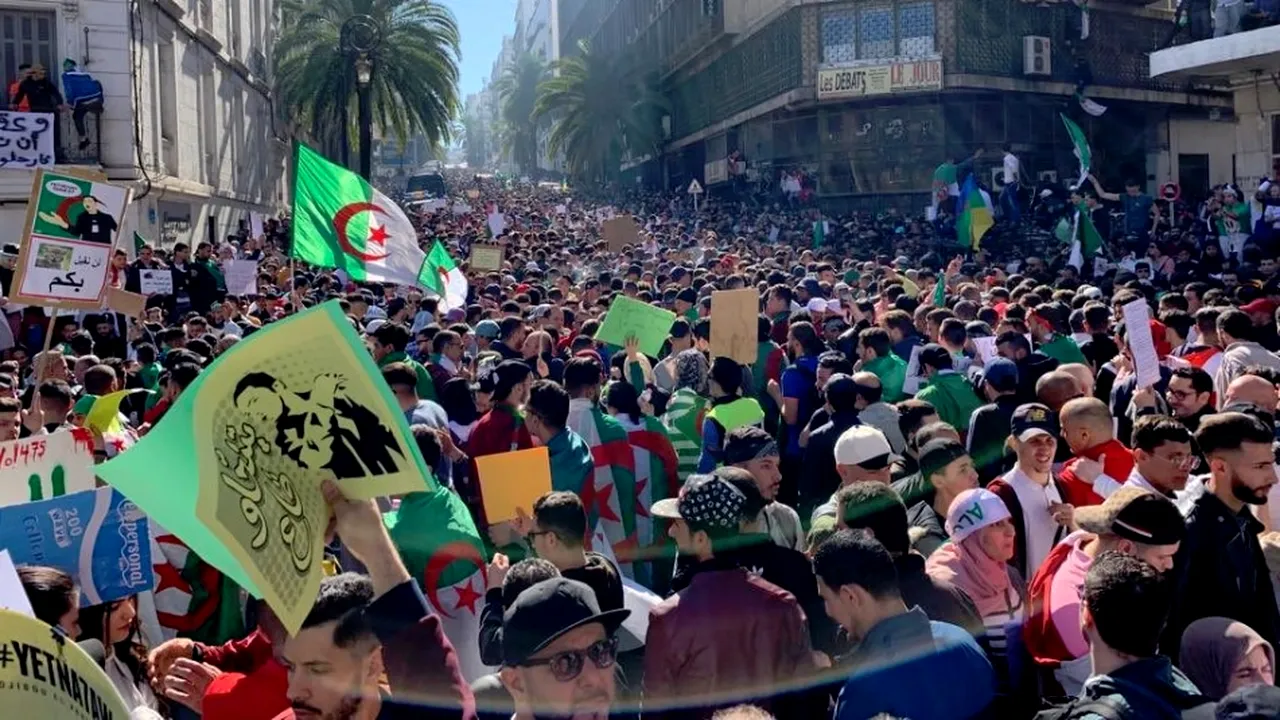 Proteste masive în Algeria. Aproximativ un milion de persoane au ieşit în stradă pentru a cere demisia preşedintelui ţării | VIDEO