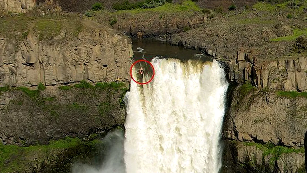 CASCADORIE UIMITOARE: Salt în gol într-o cascadă mai mare decât Niagara - FOTO