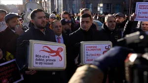 Partidul AUR, protest cu peste 300 de oameni, la ASF