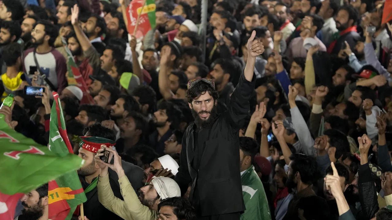 Alegeri în Pakistan: Susţinătorii lui Imran Khan şi ai altor partide politice, în stradă pentru a protesta rezultatele alegerilor 