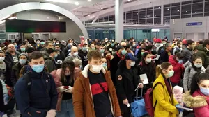 Aglomeraţie pe Otopeni de dimineaţă. Pasagerii nu pot fi amendaţi pentru că nu păstrează distanţa