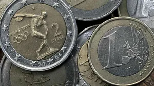 România va adopta moneda europeană în 2015. Criza din Grecia întârzie extinderea zonei euro