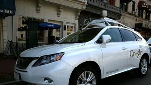 Moment de referinţă pentru maşinile fără şofer ale Google: Automobilele pot circula acum şi în condiţii de trafic urban - VIDEO