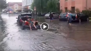 Haz de necaz la Târgu-Jiu. Mai mulţi tineri s-au plimbat cu o SALTEA pe o stradă inundată
