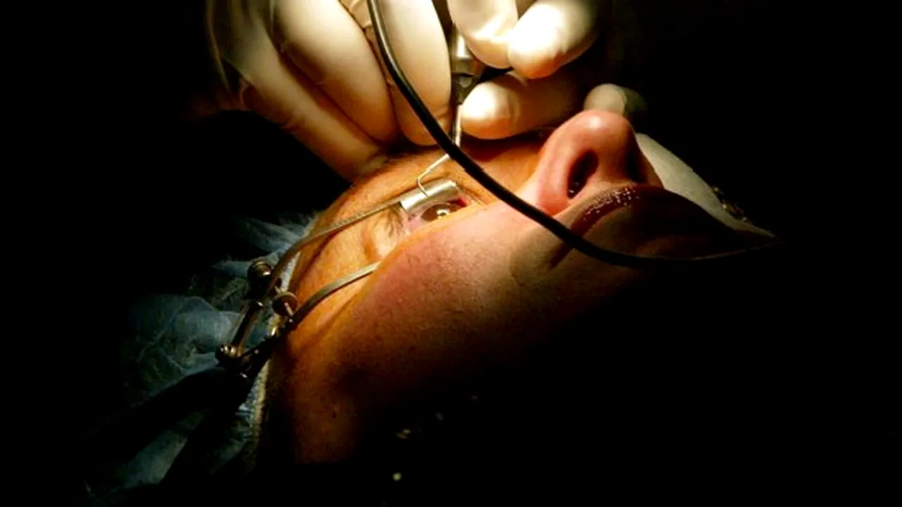 Bacterie luată de pacienţi, după o operaţie de cataractă. Reacţie: li s-a inflamat globul ocular