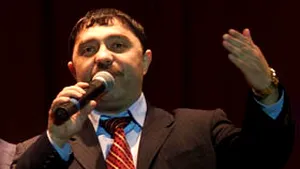 Sticle aruncate pe scenă şi scaune rupte de rromi, în aşteptarea lui Nicolae Guţă