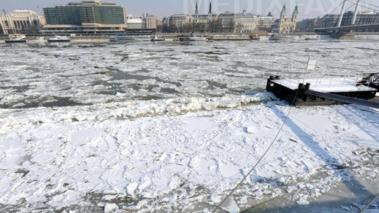 Peste o sută de nave, blocate pe Dunăre din cauza gheţii - GALERIE FOTO