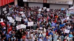 Valul de proteste se extinde pe glob. Tunisia, scena celei mai mari manifestații împotriva președintelui din ultimii ani