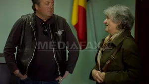 Turistul scoţian care a încercat să-l salveze pe Liviu Babeş s-a întors după 25 de ani în România. Babeş şi-a dat foc pe pârtie în 1989 în semn de protest faţă de regimul comunist - FOTO