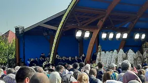 Sfântul Dimitrie cel Nou 2019. Dăncilă, Ciolacu, Orban şi alţi politicieni participă la Sfânta Liturghie, la Catedrala Patriarhală - VIDEO