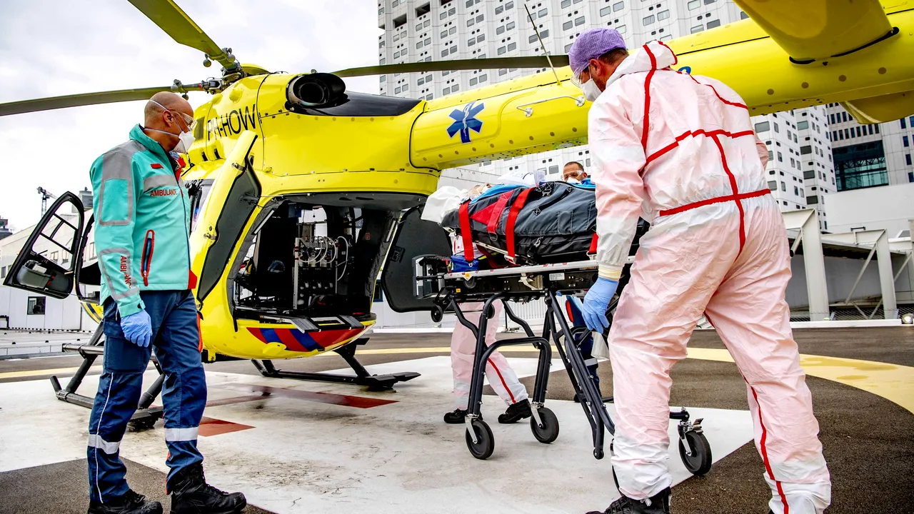 Un spital olandez transportă pacienţii cu elicopterul în Germania pe fondul creşterii infecţiilor cu coronavirus