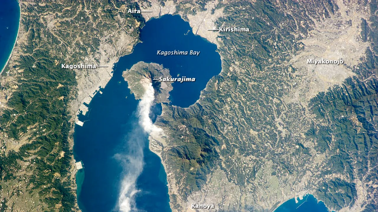 Stare de alertă în sudul Japoniei. Populaţia este evacuată după o erupţie vulcanică