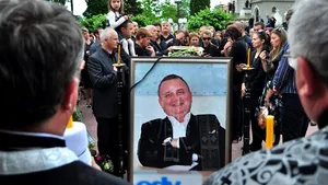 Brad: Peste 1.500 de persoane au participat la înmormântarea patronului Edy Spedition - FOTO