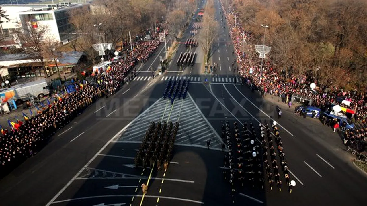 Mii de oameni la parada de Ziua Naţională din Capitală. Copiii s-au urcat în copaci să vadă tancurile şi caii - GALERIE FOTO
