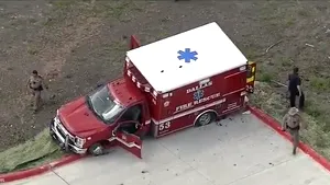 VIDEO Scene desprinse din jocuri. Un bărbat a fost arestat după ce a furat o ambulanţă