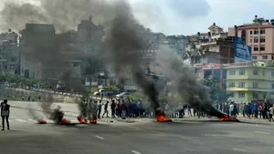 Soldaţii păzesc Parlamentul din Nepal şi patrulează străzile în urma protestelor violente