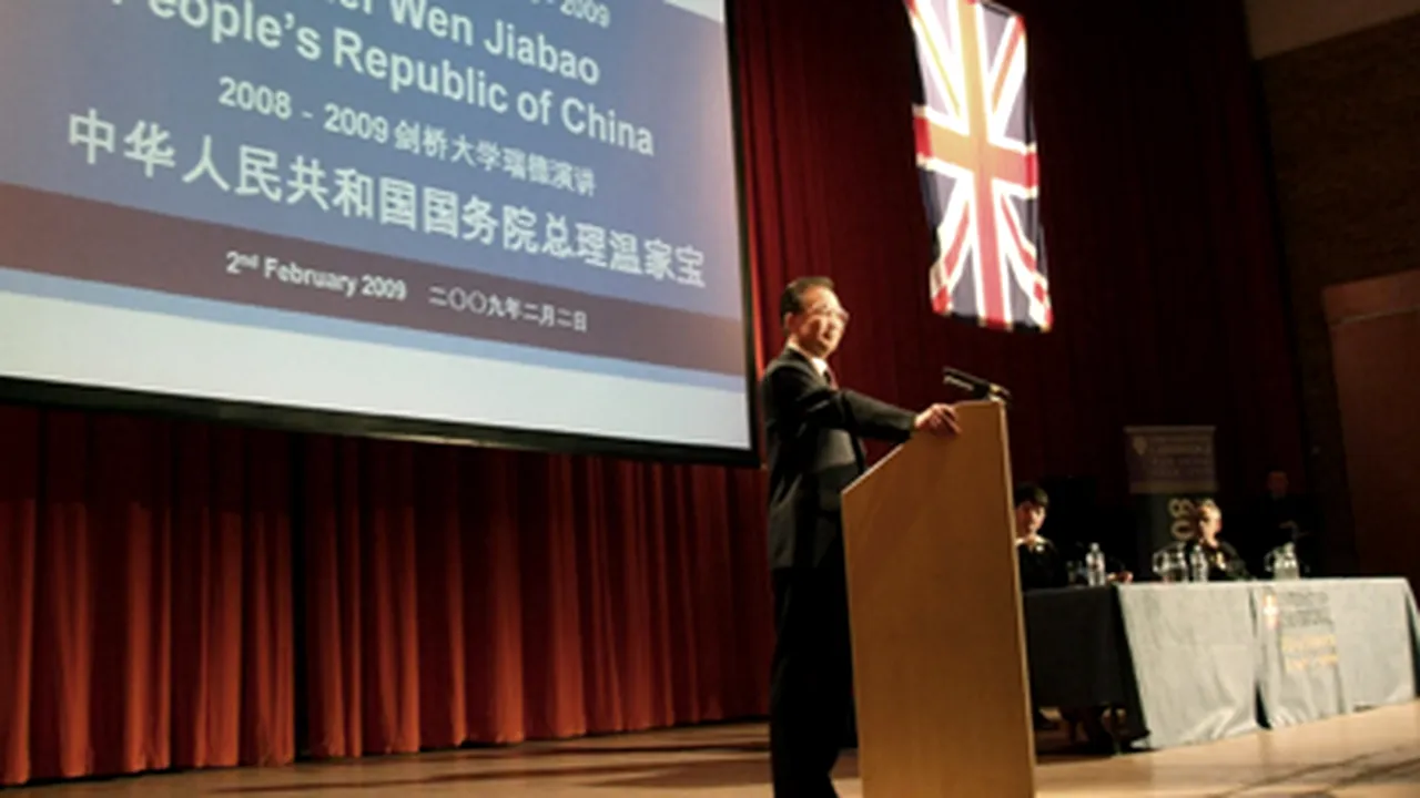 China a cerut Universităţii Cambridge să-l absolve de vină pe studentul care a aruncat cu pantoful