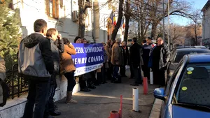 Părinţi din Vâlcea cer, în faţa Ministerului Educaţiei, oprirea desfiinţării Liceului Tehnologic 