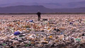 VIDEO Dublă contaminare a apelor. Un „lac de gunoaie”, inundat de deşeuri şi reziduuri toxice miniere