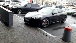 FOTO: Încă o dovadă că proprietarii de maşini de lux ar fi mai nesimţiţi. Cum a fost surprins parcat un bolid în Târgu-Jiu