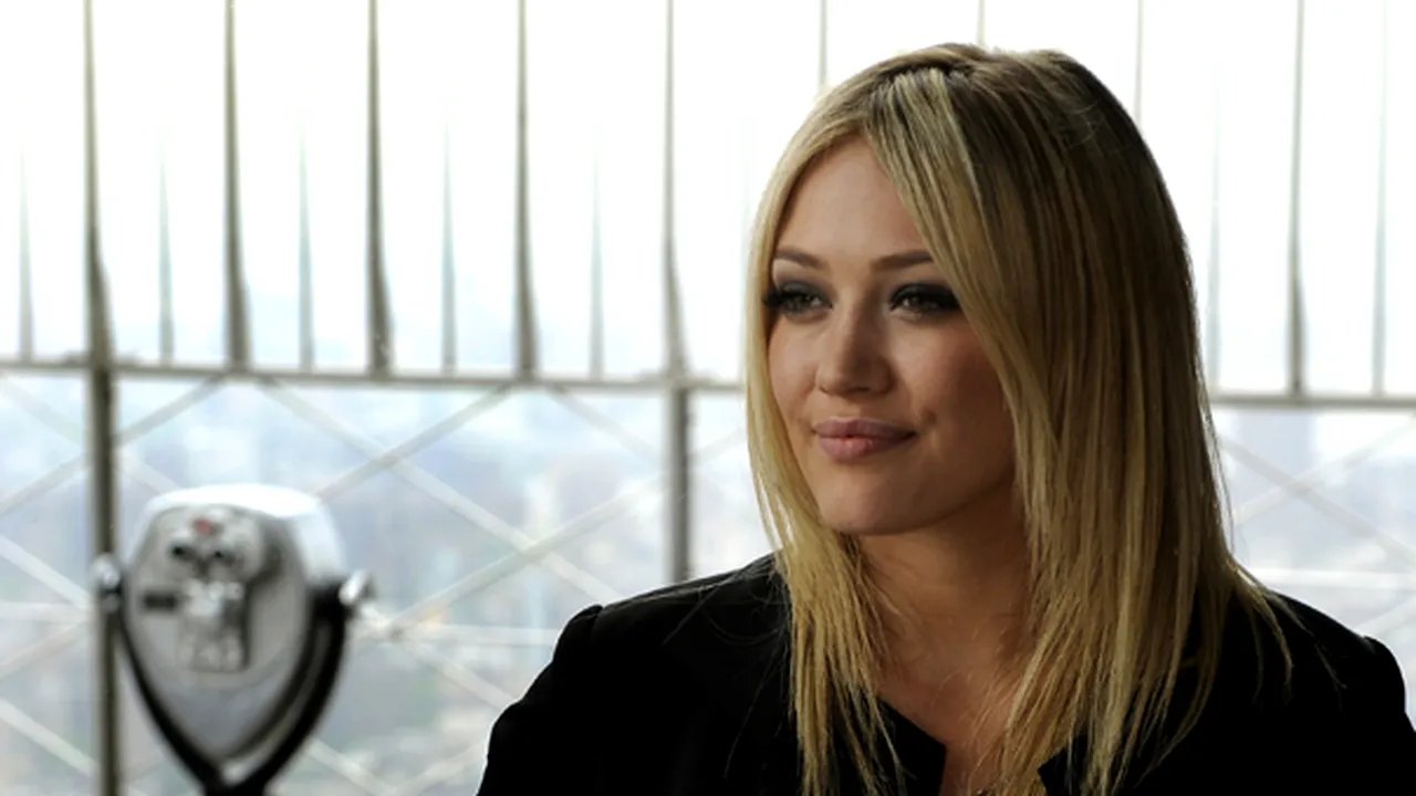 Hilary Duff s-a logodit
