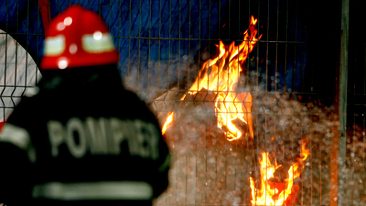 Pompierii intervin de 60 de ore pentru stingerea incendiului la un depozit din Zona Liberă Giurgiu