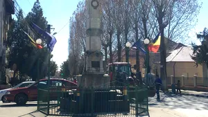 GALERIE FOTO Un vultur monument cu becuri în cioc şi pe aripi, motiv de dispută între primar şi localnici
