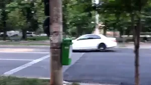 Filmare virală cu o trecere de pietoni supraînălţată din Ploieşti, nesemnalizată, în care maşinile plonjează din cauza denivelării