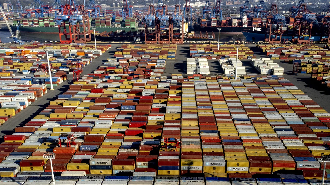 Germania îşi menţine decizia de a vinde o parte din portul Hamburg către China, în ciuda îngrijorărilor legate de securitate