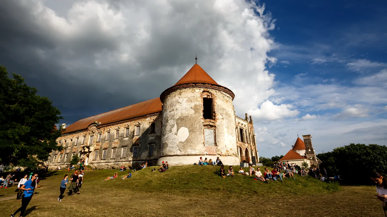 Fanii Electric Castle trebuie să ştie asta. Unde a ajuns o haină de acum 300 de ani care a aparţinut proprietarului Castelului Banffy din Bonţida