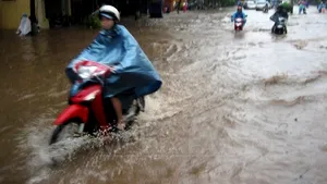 O ploaie torenţială paralizează capitala Vietnamului - FOTO