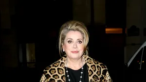 Ţinute Yves Saint Laurent care i-au aparţinut lui Catherine Deneuve, vândute pentru o sumă astronomică