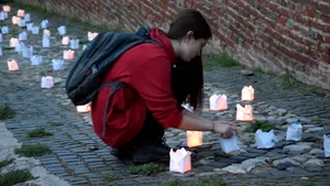 GALERIE FOTO Peste 4.000 de candele aprinse pe aleile Cetăţii din Alba Iulia, la Festivalul Luminii