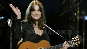 Carla Bruni-Sarkozy va înregistra un album cu producătorul muzical al U2