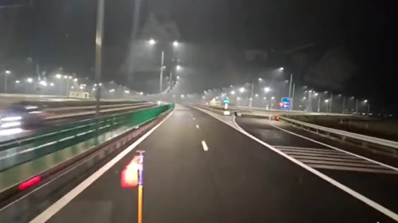 Intervenții masive pe drumurile din Oltenia. Carosabil curat, dar ceață sub 50 metri