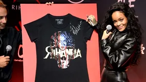 Rihanna a lansat, la Paris, în scopuri caritabile, o colecţie de tricouri
