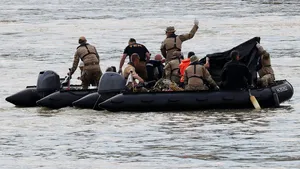 Tragedia de pe Dunăre: Alte patru cadavre au fost recuperate/ Echipajele de salvare încearcă scoaterea la suprafaţă a navei