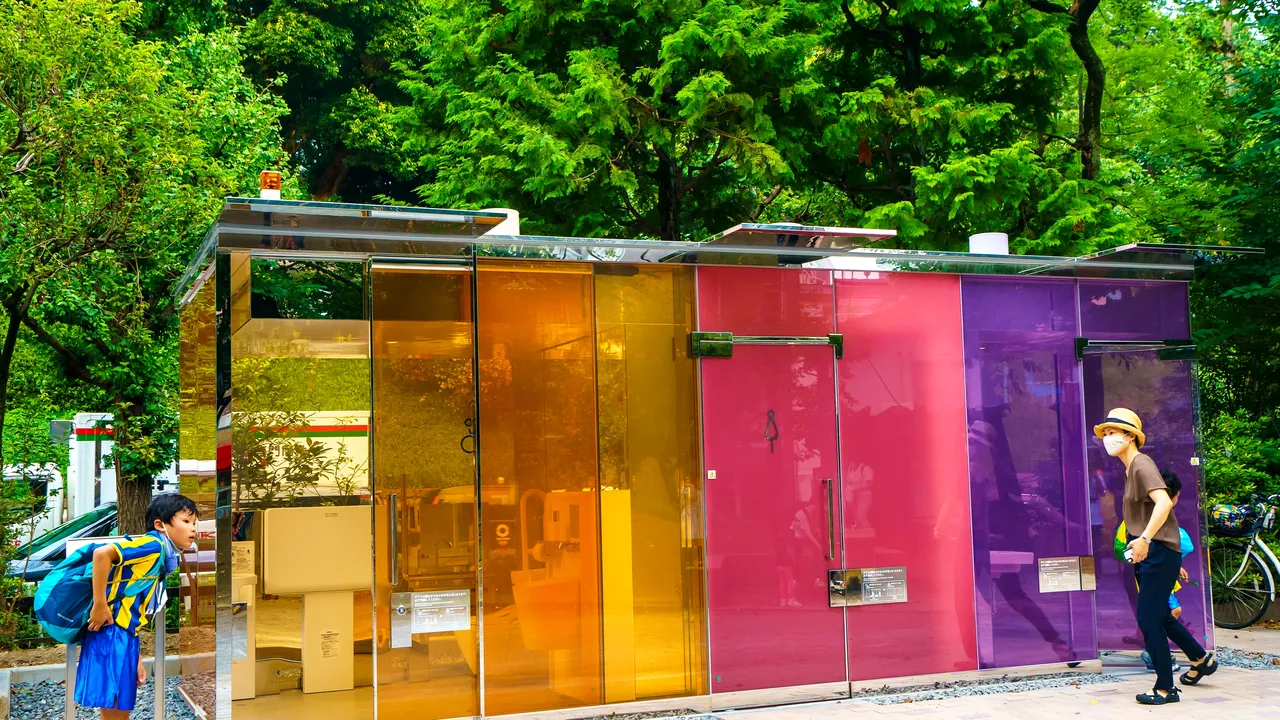 FOTO: Tokio a instalat primele toalete publice transparente în parcuri. Iată motivul designului...inedit