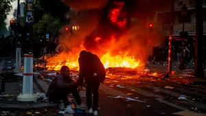 Franța se pregătește pentru noi proteste. Magazine și muzee din Paris își suspendă activitatea de teama violențelor
